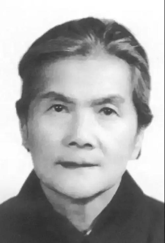 1979年，山西某个偏僻的劳改农场里，一个74岁的白发老太太，颤抖着手接过了一张