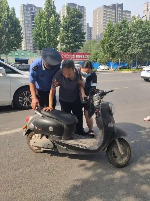 这回广东这边占了上风！广东云浮一位老板在家门口闲坐，街上路人往来不绝，忽然有位白