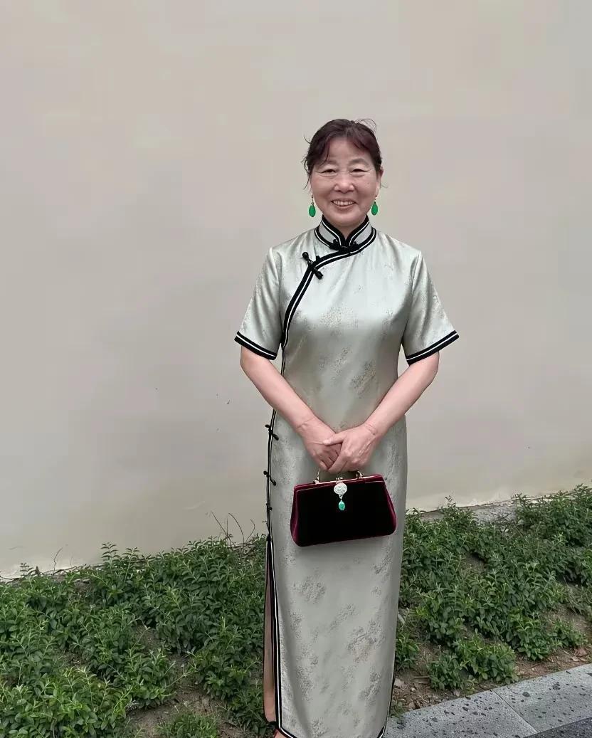 第一套旗袍太隆重，要是把鞋子换成白色或银灰色就很OK；第二套颜色太嫩，但显年轻有