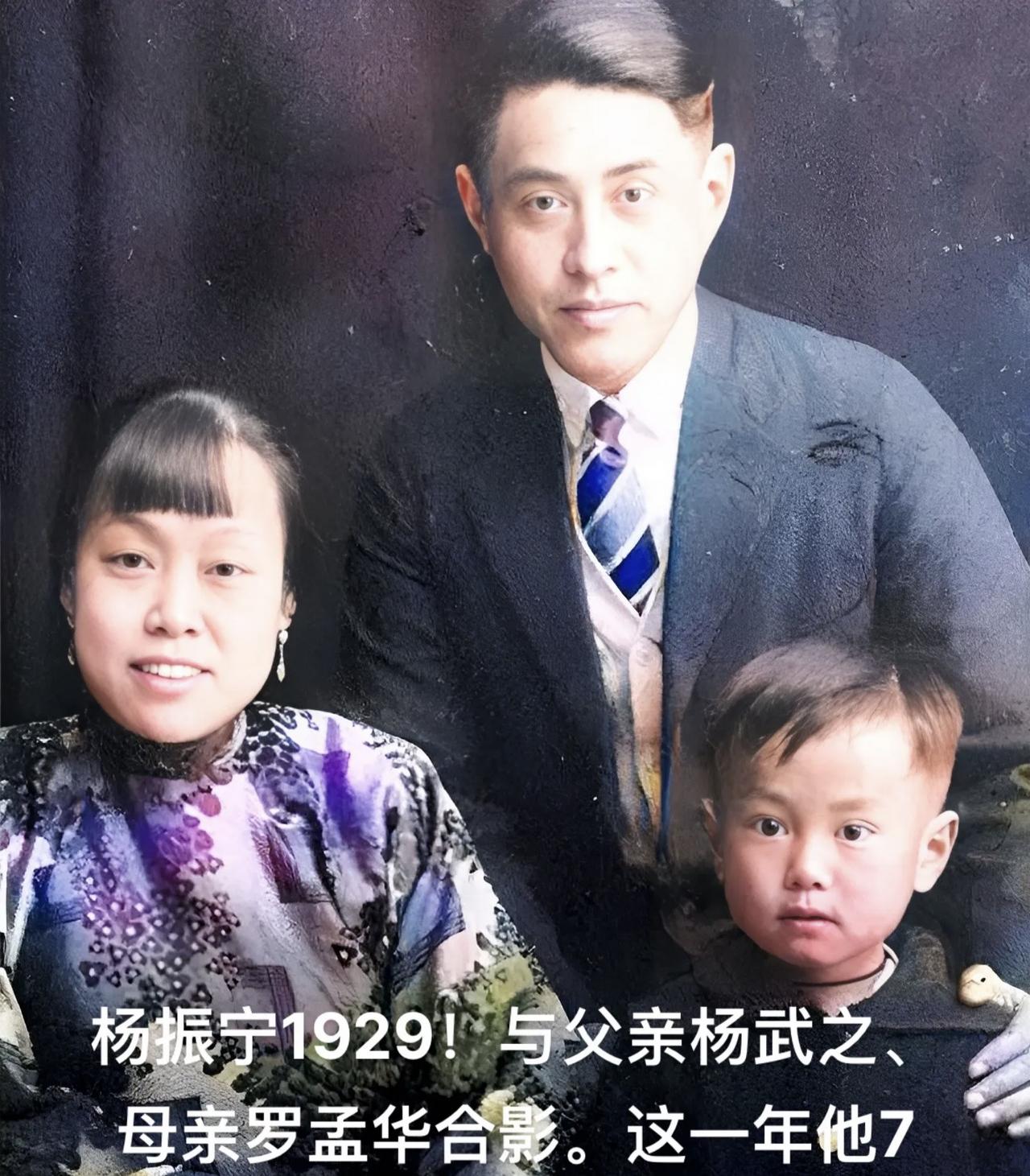 原来杨振宁从小就是“左撇子”，他的弟弟杨振平讲述，母亲费了一番精力，把杨先生吃饭