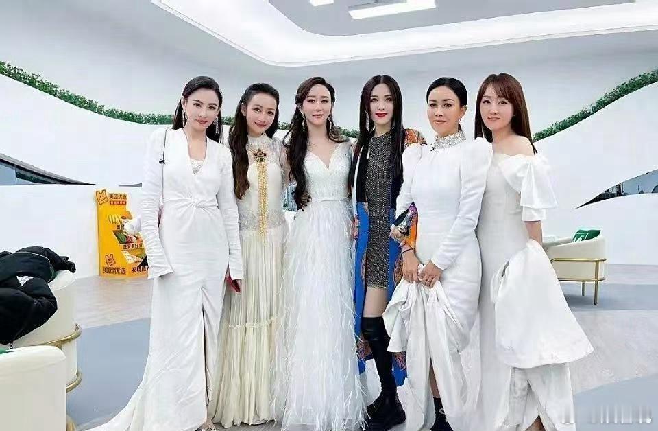 曾黎真的有大家吹的那么美吗？一看大合照就知道了