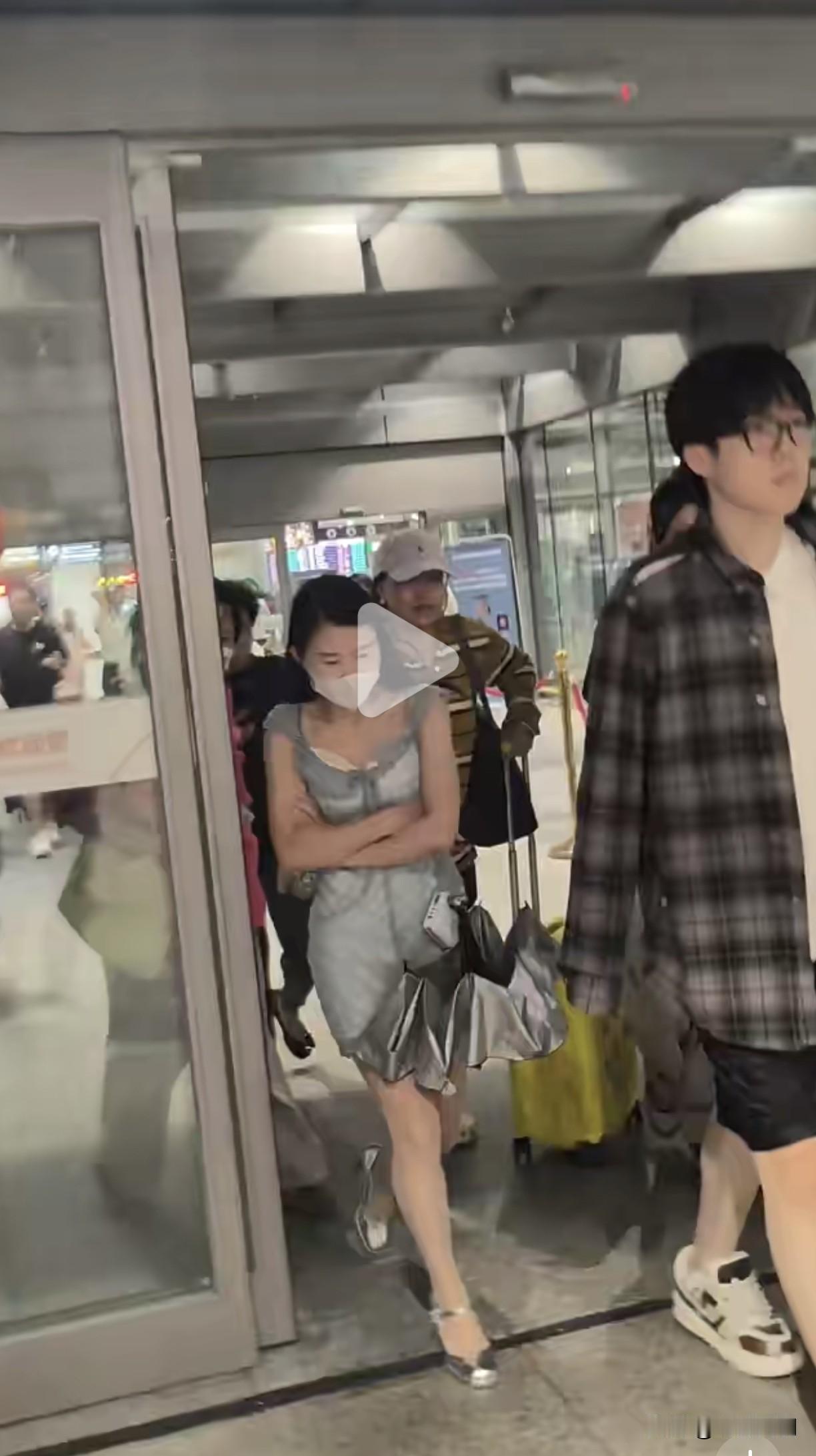 某女请你保持距离，你吓着我们家孩子了！看把孩子给吓得！生怕下一秒清白给毀了去！