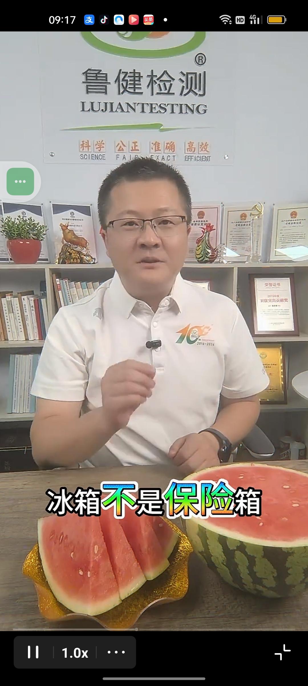 切开的西瓜能放多久？夏天谁家冰箱没塞过半块吃剩的西瓜？裹上一层保鲜膜往里一
