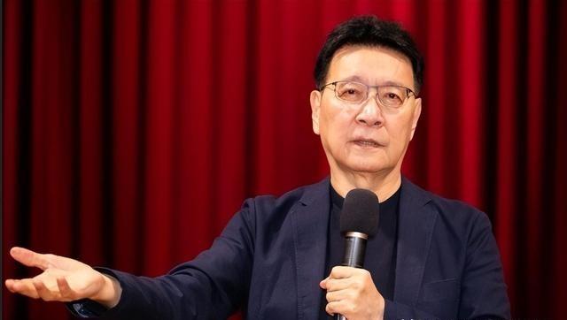 郑丽文刚站稳脚跟，身边就少了一条臂膀。赵少康把“令不出中央“挂在嘴边挂了多久，