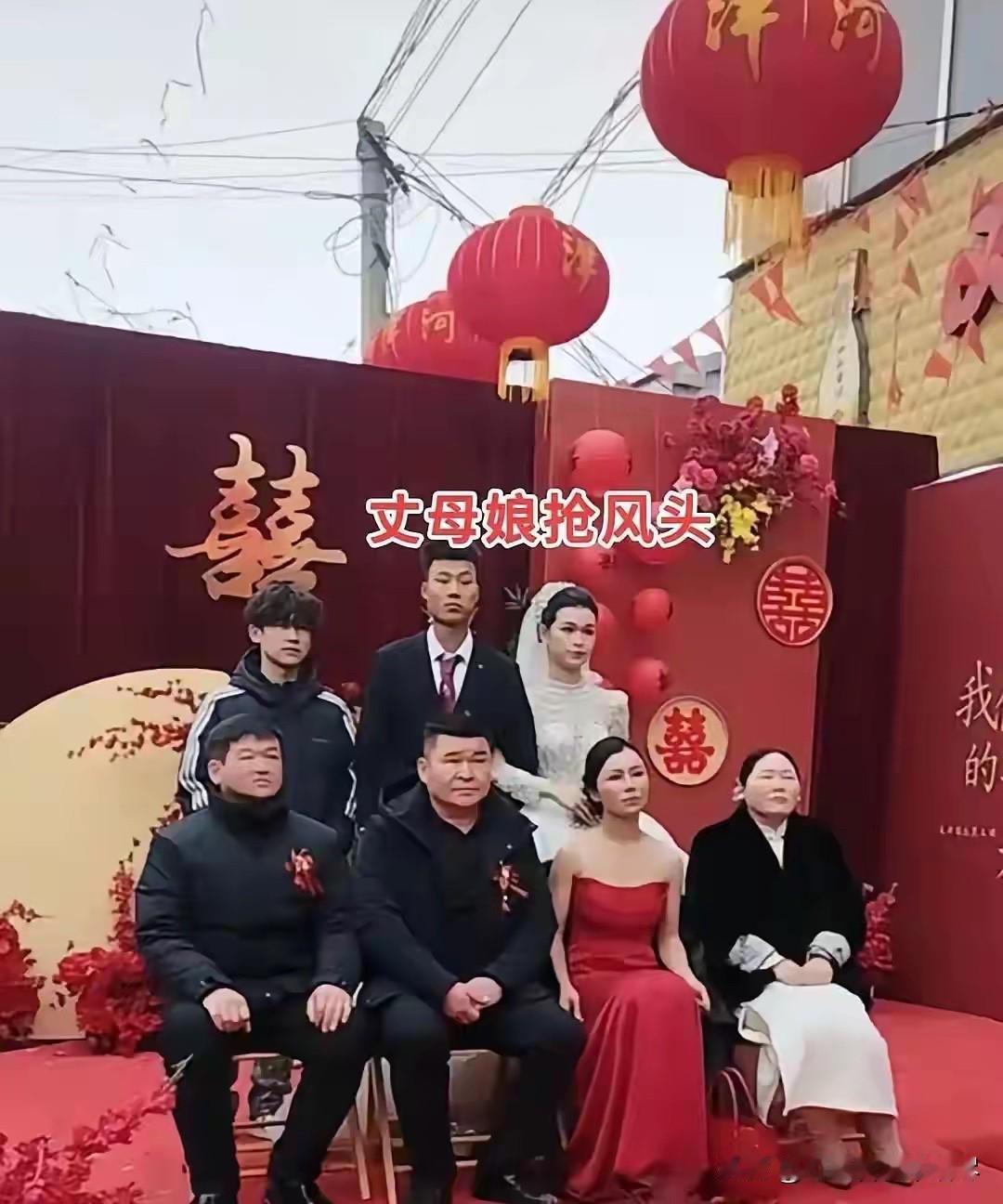 婚礼当天这么冷的天气，丈母娘却穿成这样，难道她真的不是故意的吗？真不知道这位