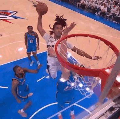 文班被卡斯尔的炸裂扣篮吓坏了！这记隔扣被NBA官方列为海报，季后赛第二高的扣篮。