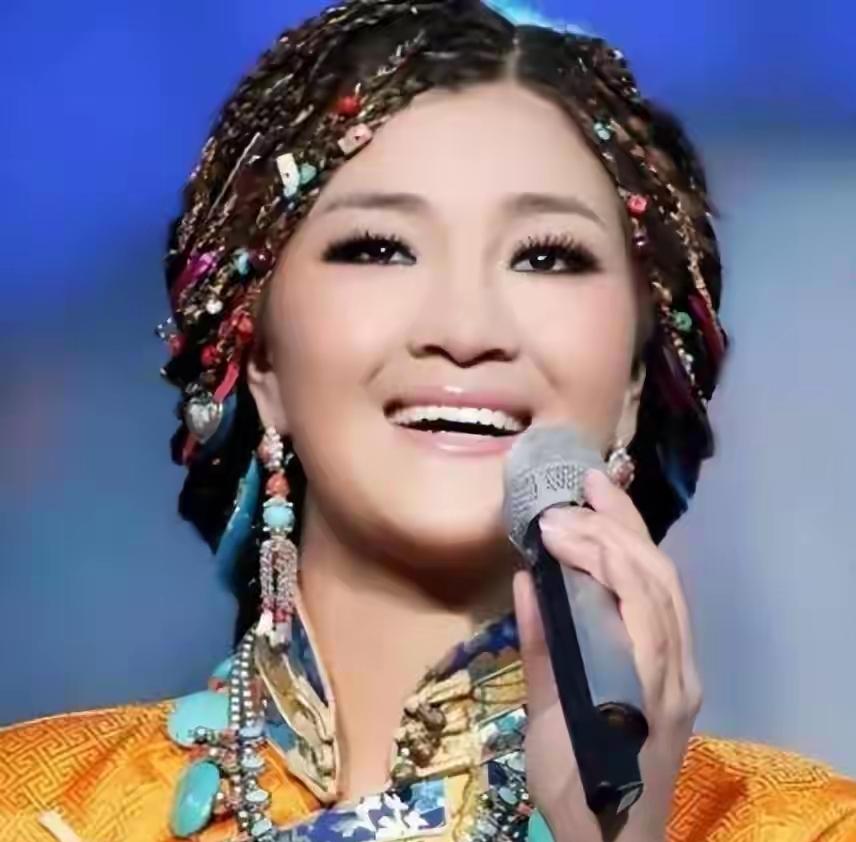 六年前，降央卓玛因被刀郎指控抄袭事件成为公众关注的焦点。当时，她正处于事业的巅峰
