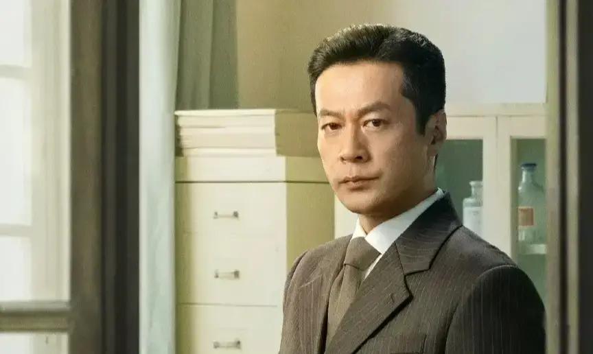 这两天央视一套热播的《风与潮》真是一下子就火了，开播头天收视率直奔2%以上，网友