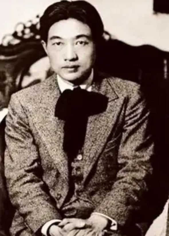1912年，17岁的徐悲鸿很不情愿地迎娶了16岁的村姑，可到了晚上，他却主动和新