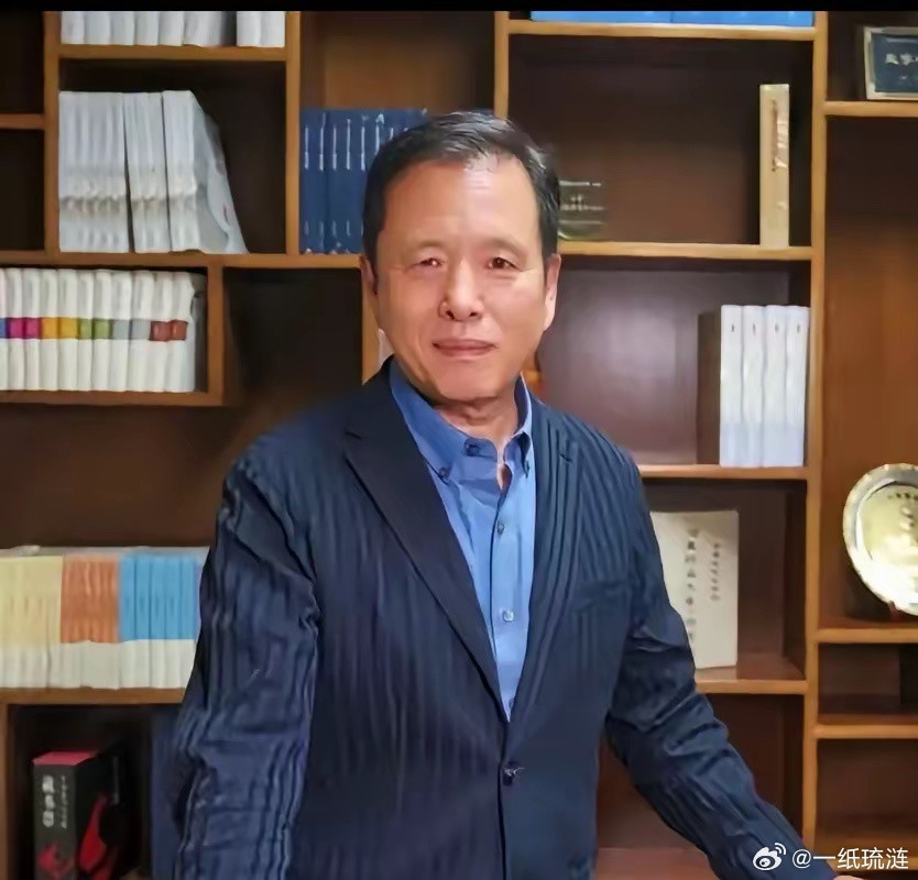 作协副主席李敬泽在《光明日报》给贾浅浅写三千字长序，夸她为写诗“做足了准备”。转