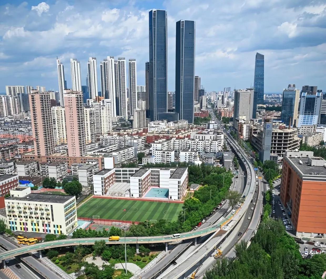 一个城市的综合实力必须包含多个方面的实力，包括经济发展，教育医疗，文化，城建水平