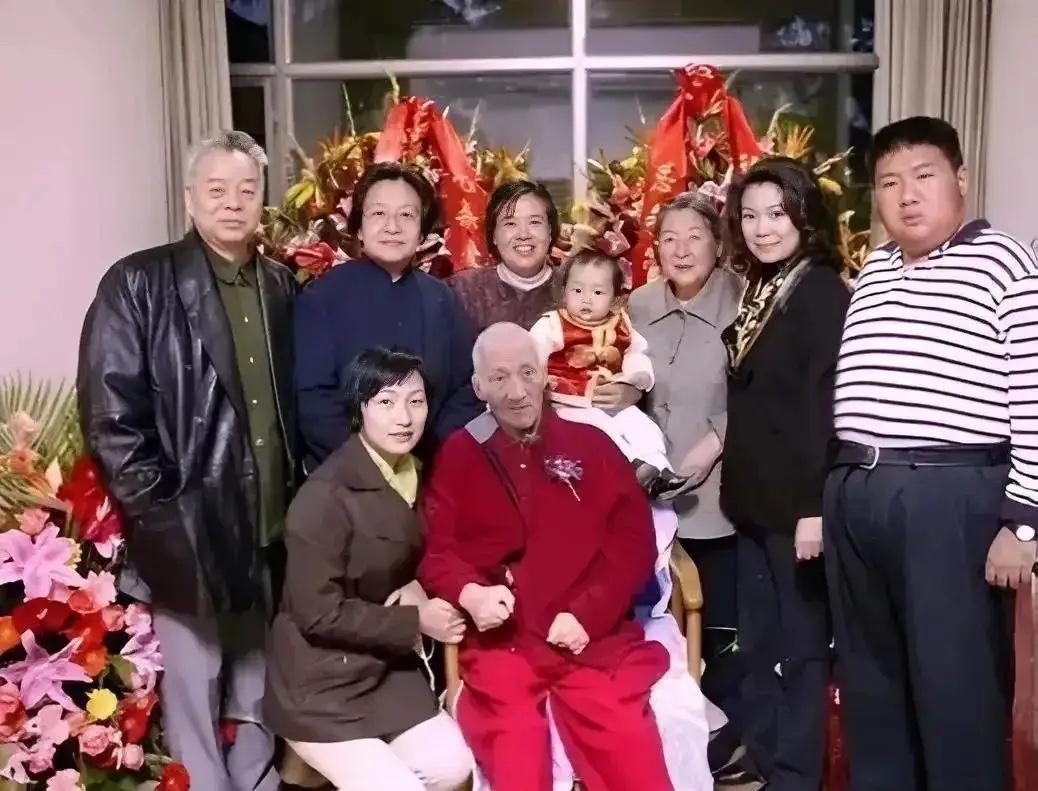 2004年11月23日，毛岸青81岁生日，妻子邵华和儿子儿媳、孙子毛东东等人留下