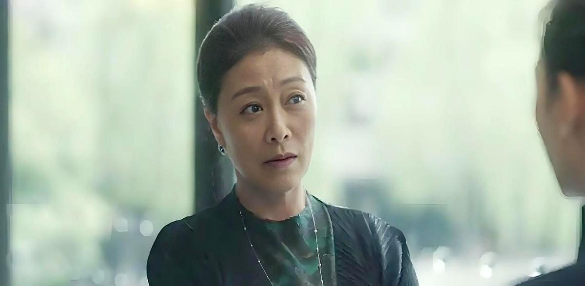 看《四喜》，何丽华把自己活成了笑话。她为了虚荣过度消费，家里顶梁柱没了后，公司被