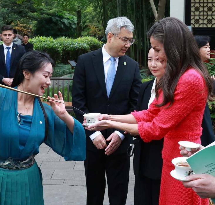 西班牙王后品茶，端着茶杯的姿势优雅又贵气！11月11日西班牙王后在成都观看茶艺表
