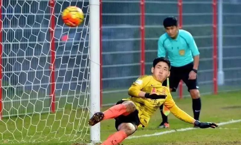 降中甲第1天，亚泰球迷全在问：还能回中超吗？答案藏在三件事里。第一，省里刚