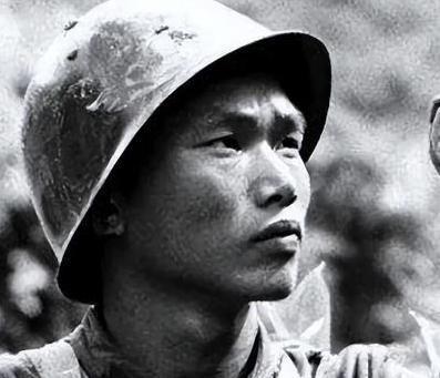 1990年，重庆街头，一个农民被数十个混混围攻却丝毫不惧，反而展开反击印法光