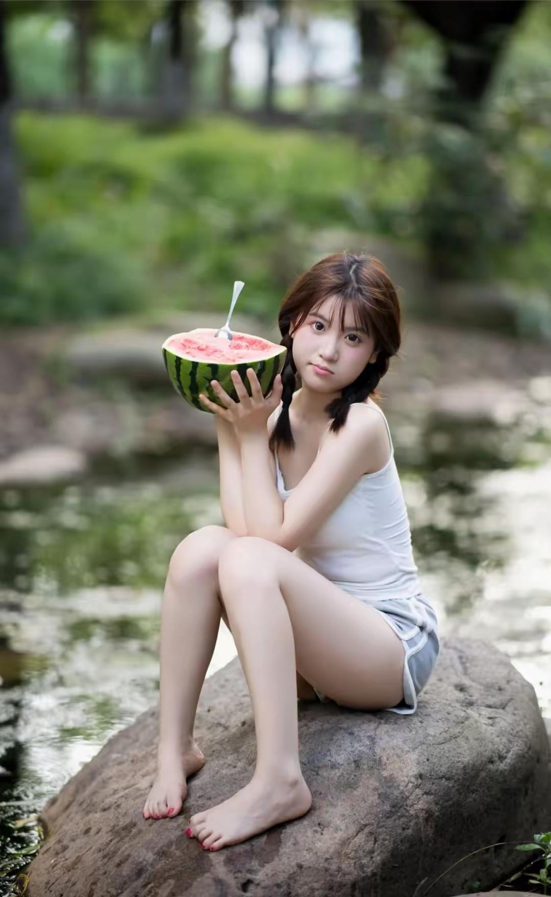 河边的吃🍉美少女…很符合偶的审美偏好