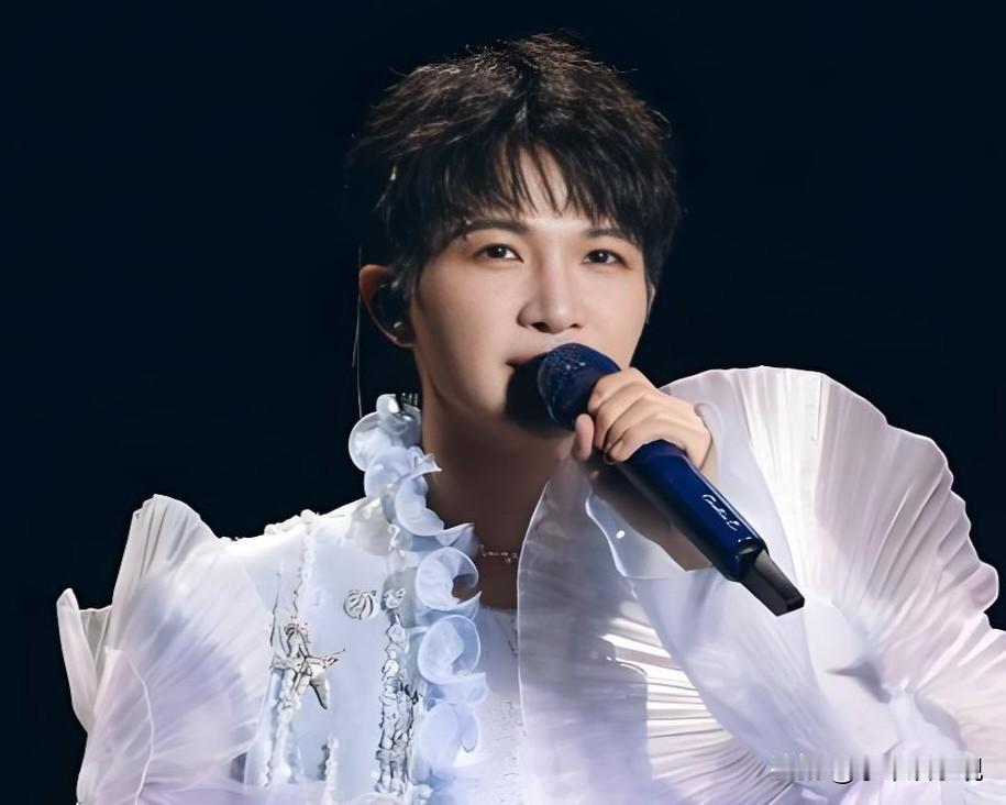 要说周深的歌，我第一反应不是《大鱼》，而是那首《触不可及》。这歌没被综艺翻唱