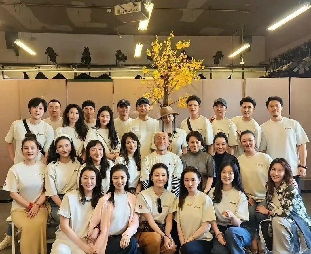刘亦菲大学同学聚会，感觉她跟别人不是一个图层，这也太年轻了吧​​​