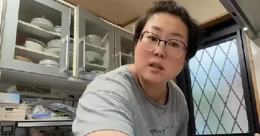 过个生日硬是过出了一地鸡毛的既视感厨房里热气腾腾，玉酱忙得满头大汗，刚端出一