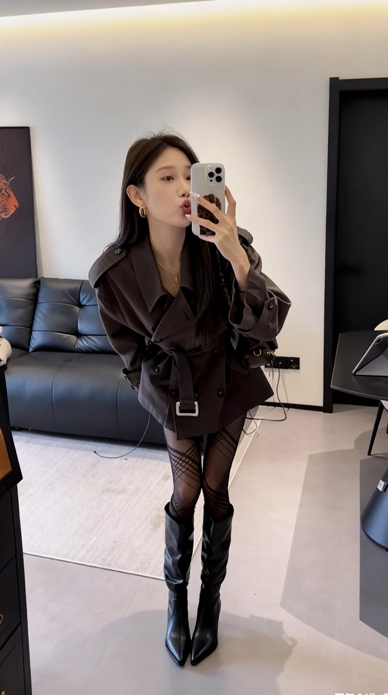 今日穿搭属于飒气御姐风短款收腰风衣（深棕/咖色系）+交叉渔网打底裤+尖头长