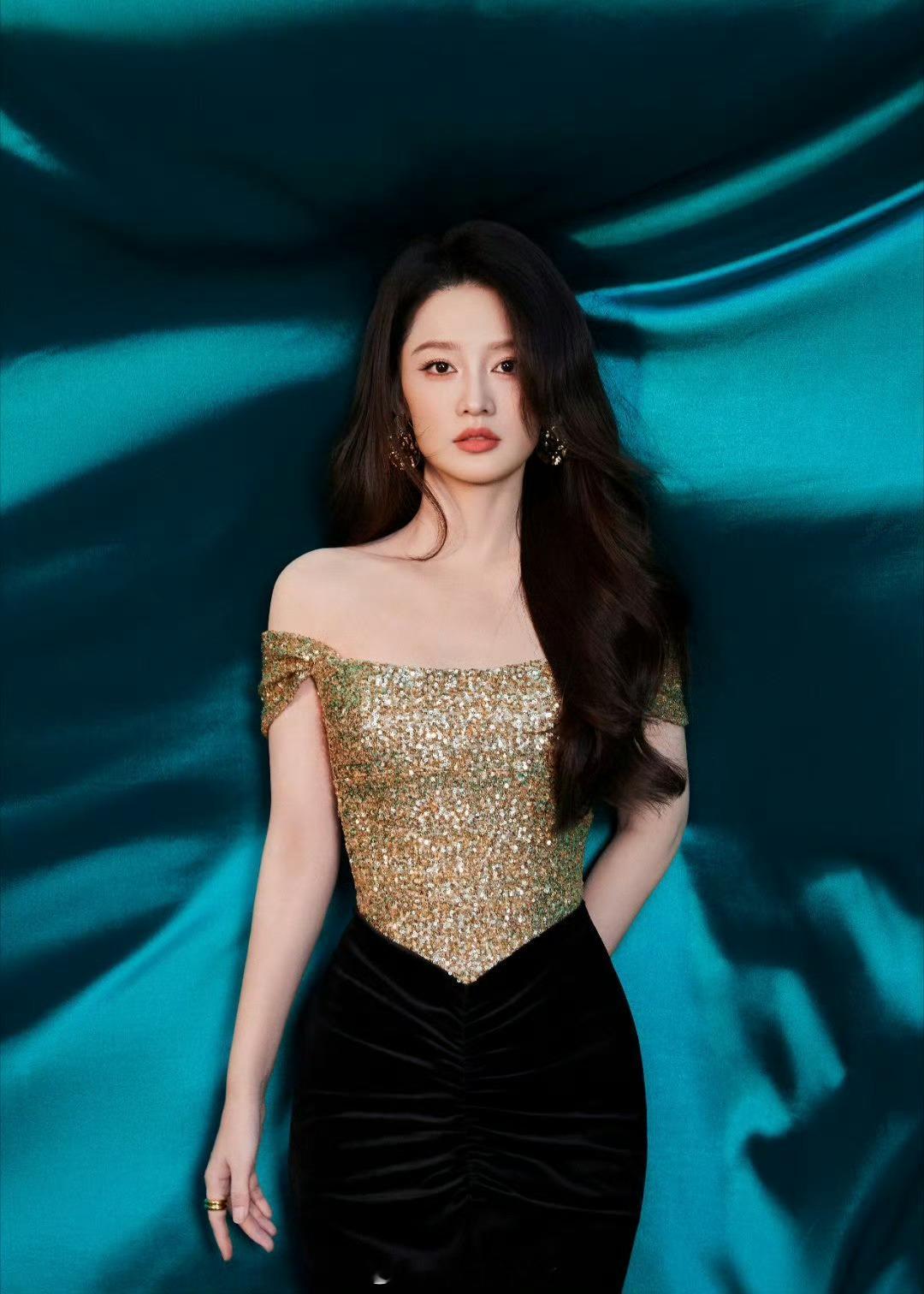 年会上的李沁又是羡慕别家公司的一天我也只能看看美照了