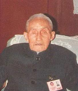 ☁1949年，原79军军长被俘虏后想要自尽，想到自己20岁的漂亮老婆，一脸
