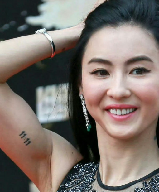 很好奇张柏芝的纹身是什么意思，有的懂吗？​​​​