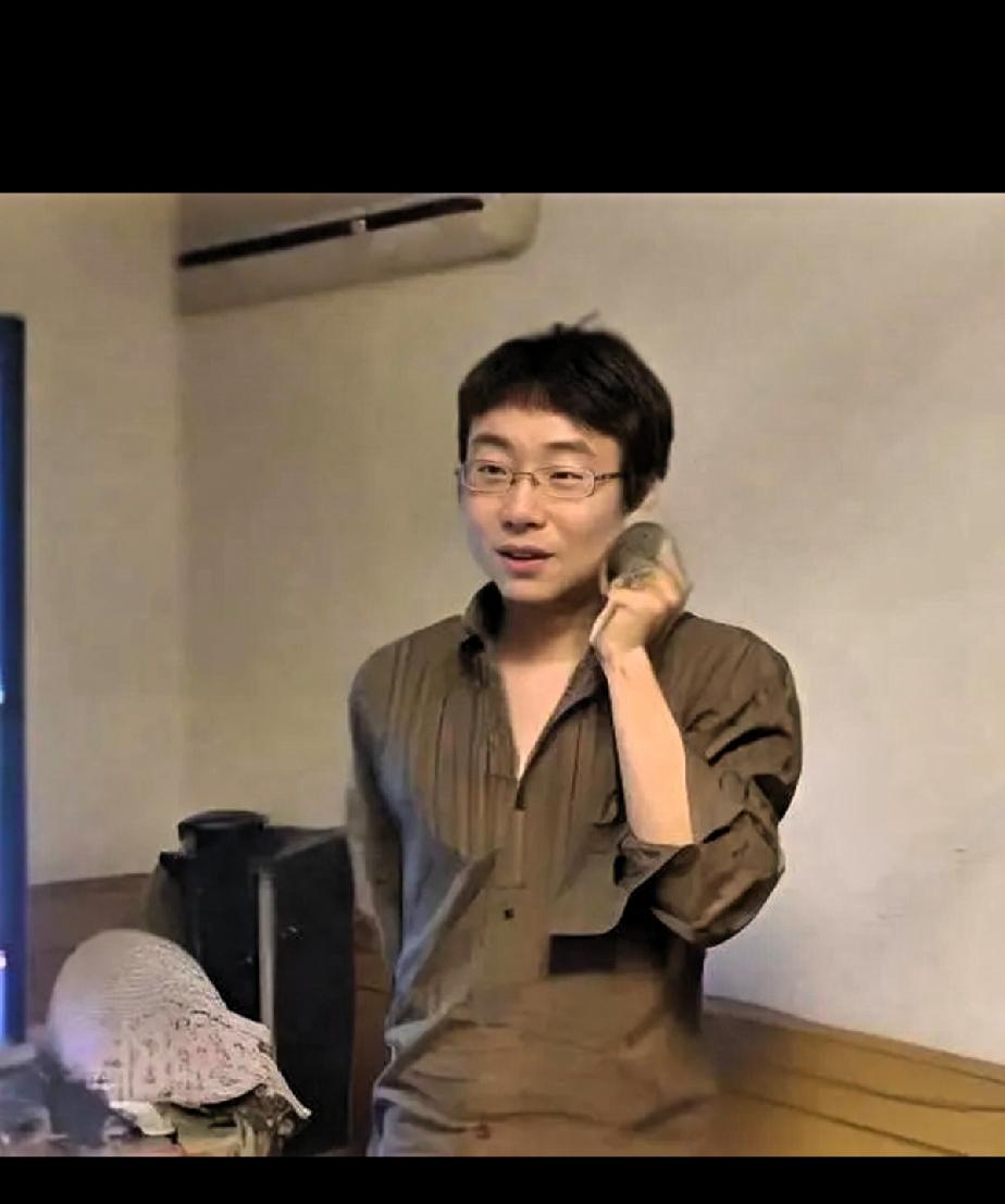 第一次刷到冯巩儿子的图片，想不到冯巩儿子冯开诚都41岁了，还没有结婚。他儿子长