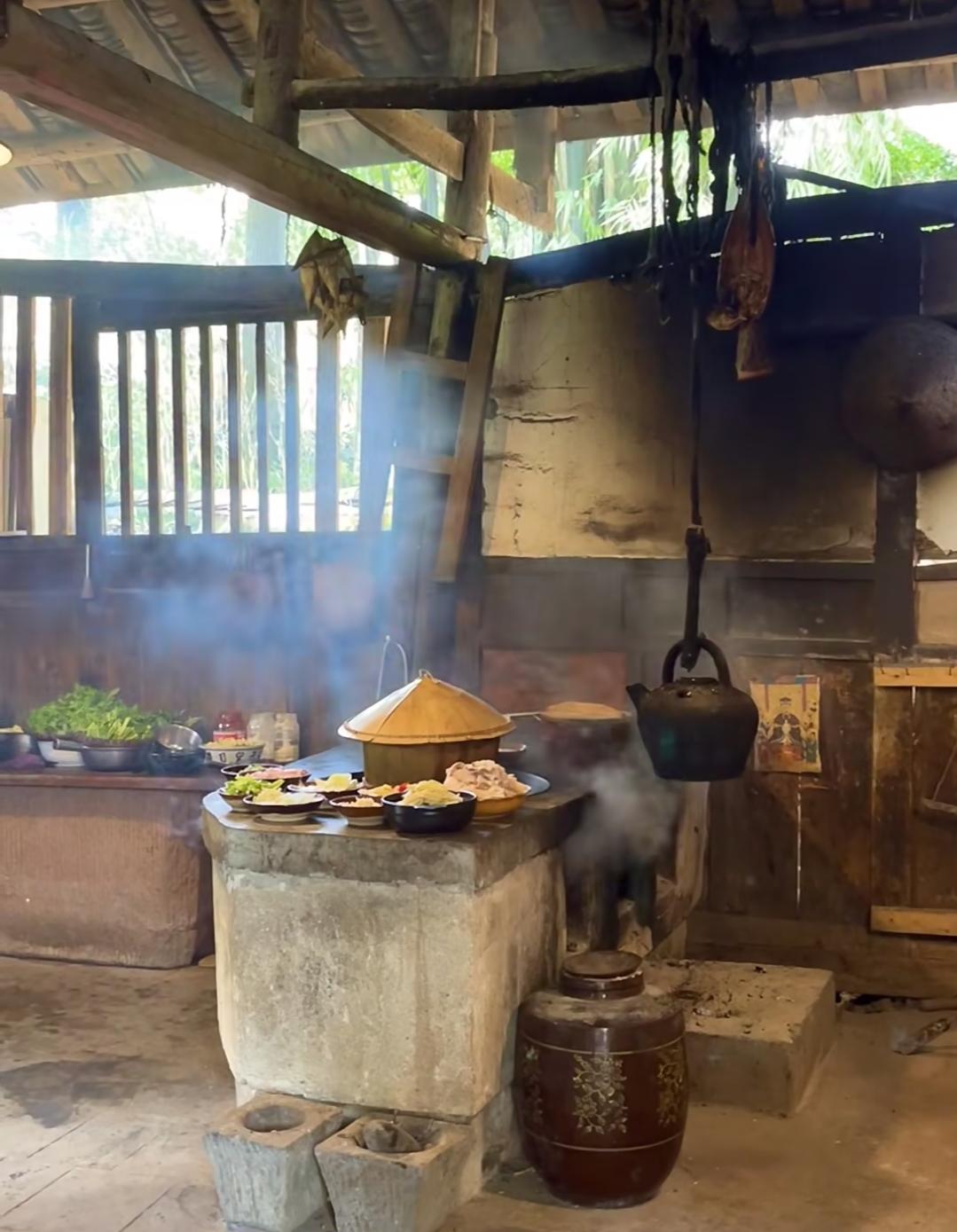 我发现我表哥真是虚伪，每次打电话回来，都是千叮咛万嘱咐的，让他爸妈别太节约，吃好