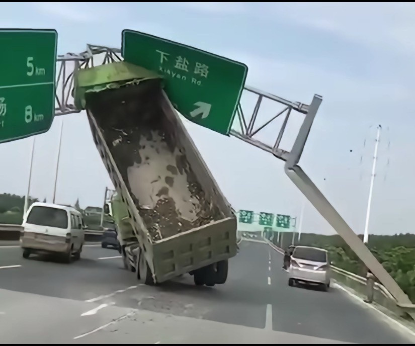 车厢自己升起来了，我就纳闷没事不看看后视镜吗？就知道开，保险公司的人来了都得一脸