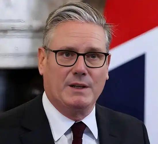英国首相斯塔默宣布重大军事决定7月16日，英国首相斯塔默在访问乌克兰基辅时