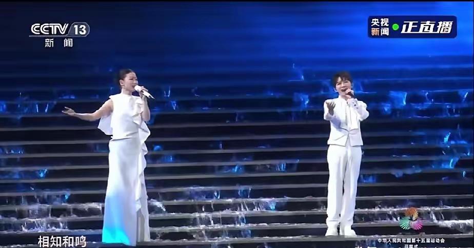 开幕式非常完美，但主题曲天海一心演唱有瑕疵，周深和单依纯撑不住这种大场面。整首歌