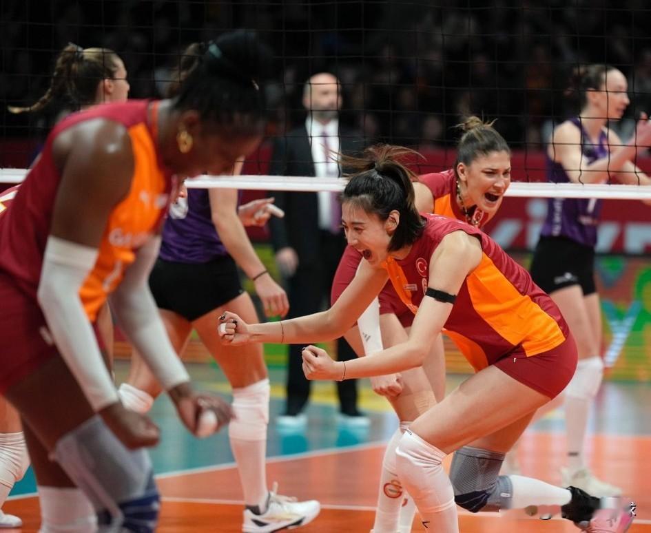 王媛媛人封“拦姐”！今天又以7拦的表现着实惊艳熬夜的球迷。加盟土超后，王媛媛