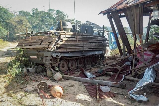 泰国军队的VT-4主战坦克(MBT-3000)和M113装甲运兵车，在与柬埔寨的