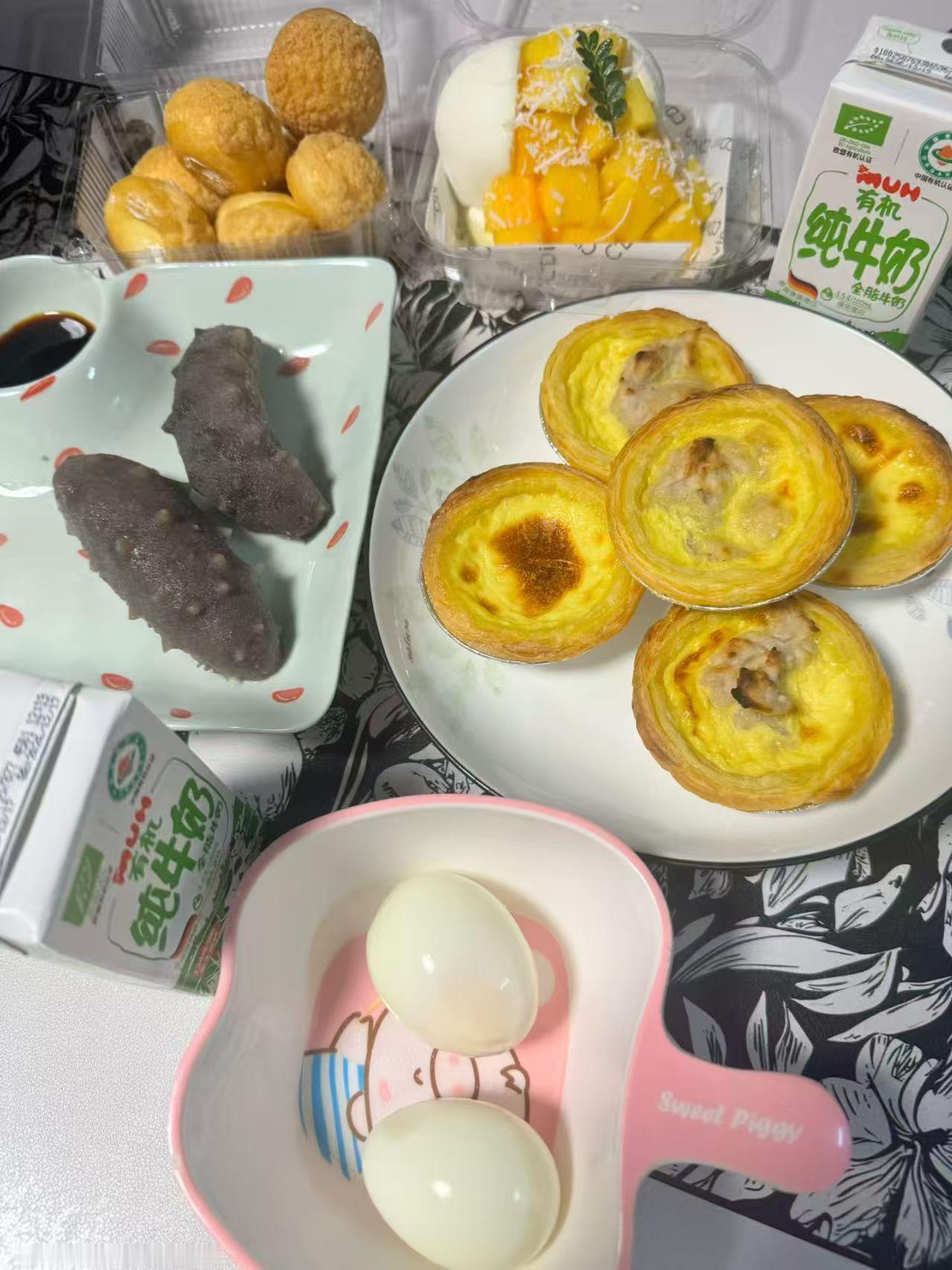 美味早餐拼盘，搭配牛奶和鸡蛋，元气满满的一天！🍞🥚🥛