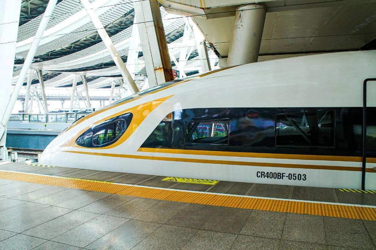 今年冬天的不同昨天我在乘坐京津城际高铁去北京时，快到北京南站快出站时看到一位男士