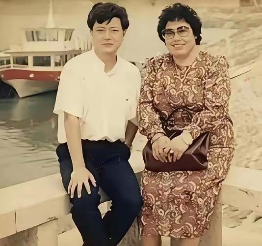 1959年，18岁陈丽华与北京电信系统某高管结婚，生了1子2女后，俩人和平分手，