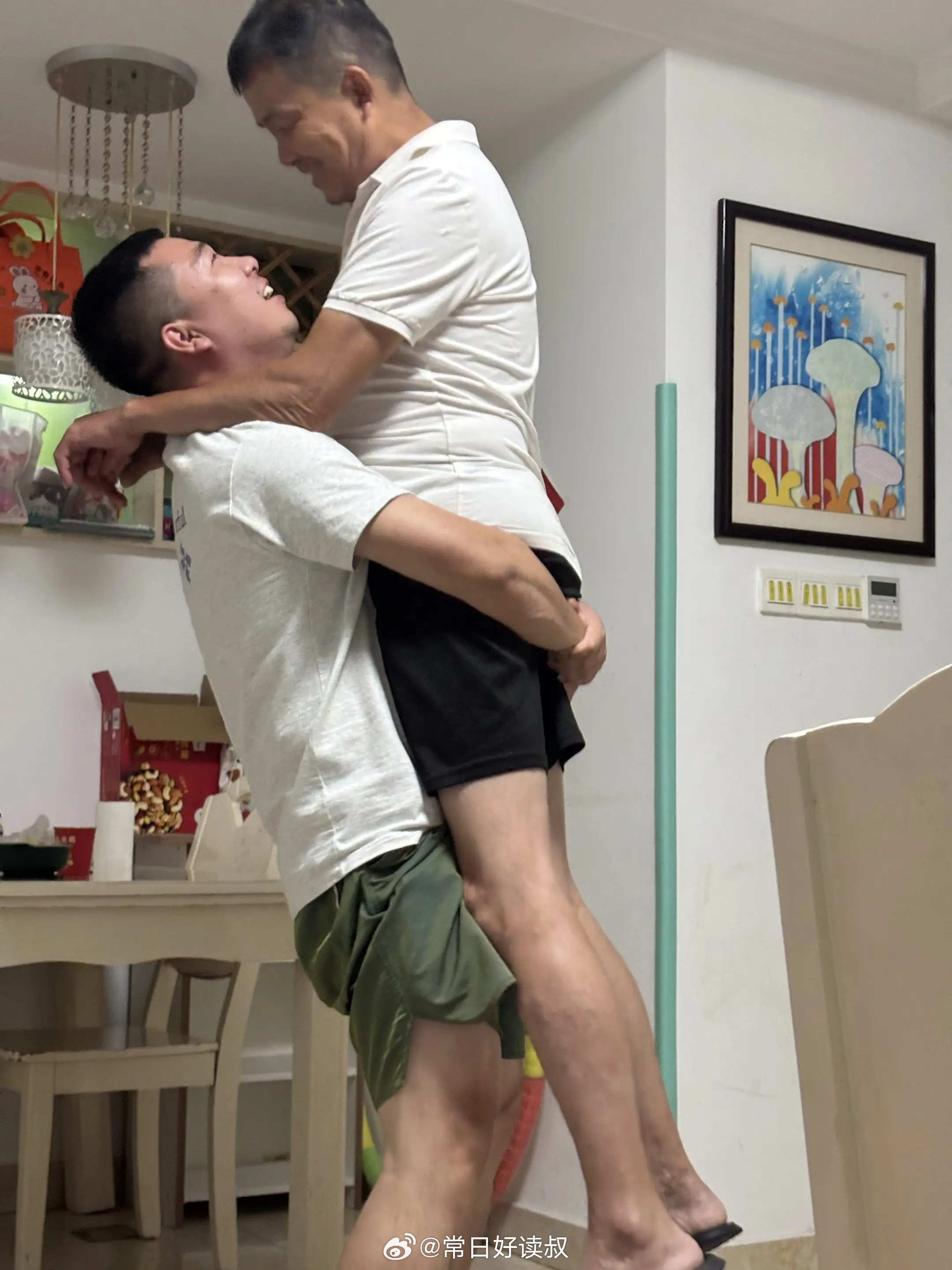 这个女婿看老丈人的表情有点不一般