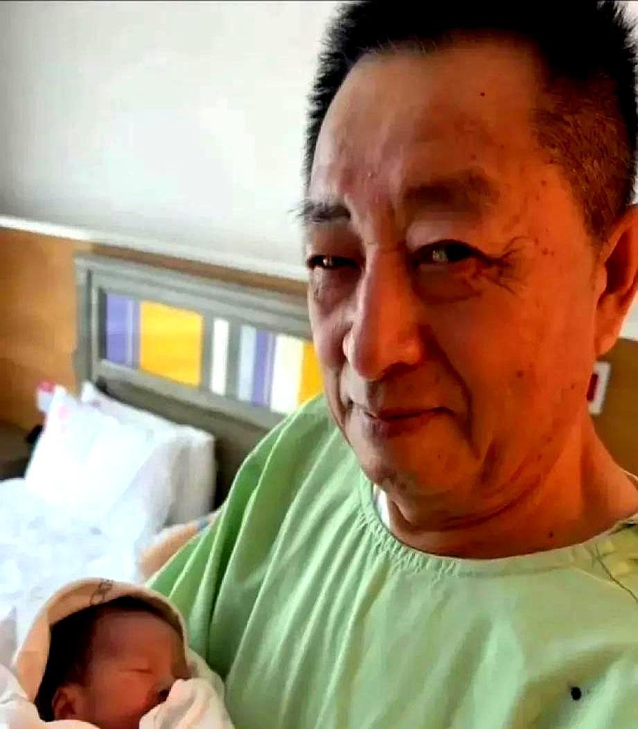 汪小菲把两碗鲫鱼汤端上桌，奶白汤面浮着金黄油花，马筱梅喝完当天奶水哗哗涨。