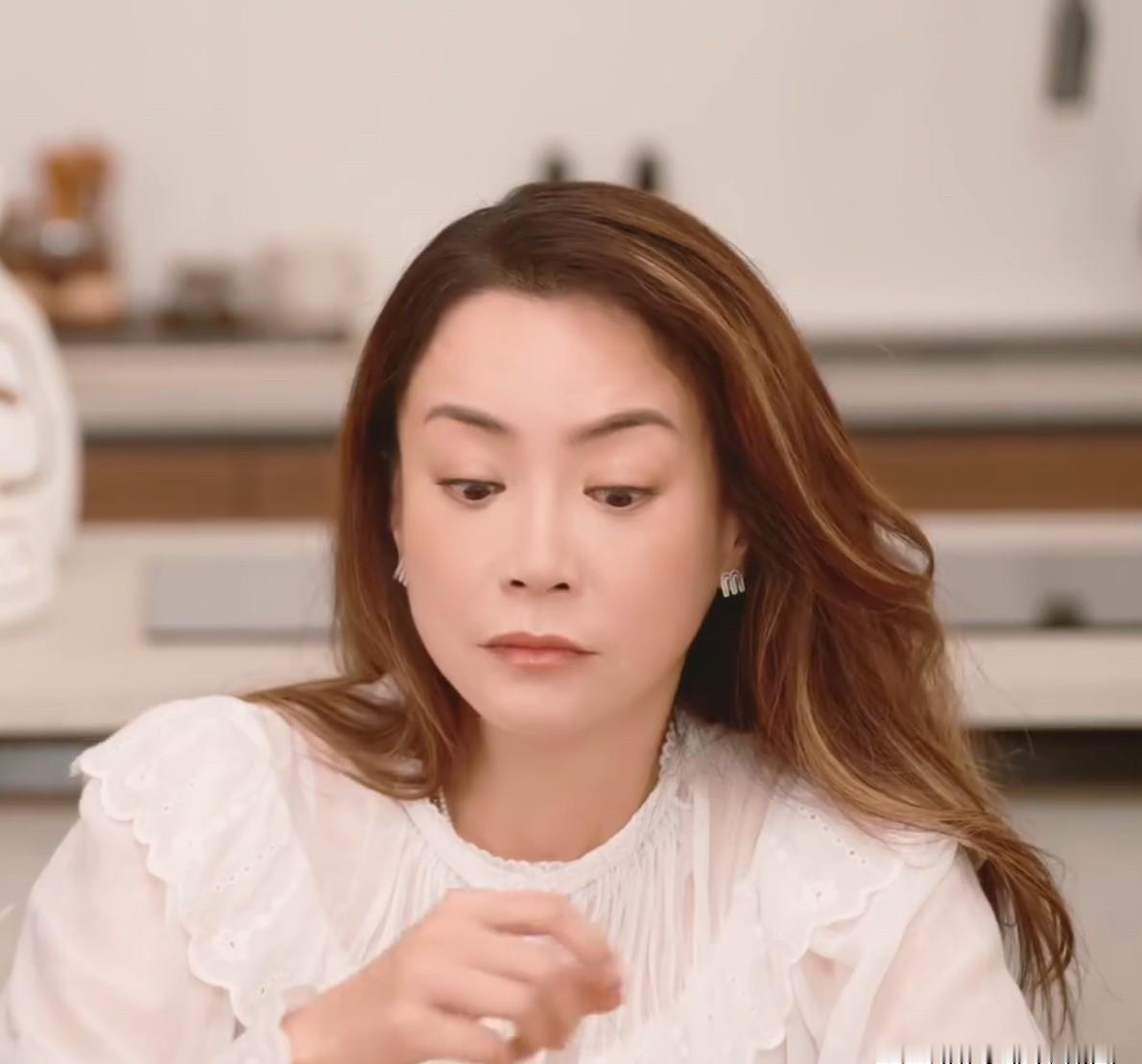 吵了三十年还没散，靠的从来不是合同——是那个愿意先闭嘴的人。霍汶希最近在节目里翻旧账，说谢霆锋是她带