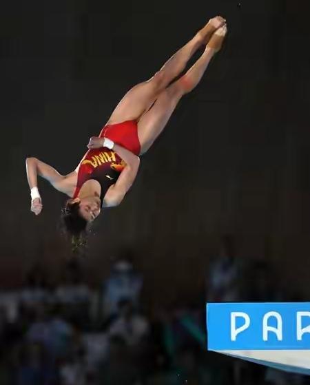 全红婵如果转行练滑雪，现在一定是她最好的年纪。因为，跳水运动中最高龄的冠军，是郭