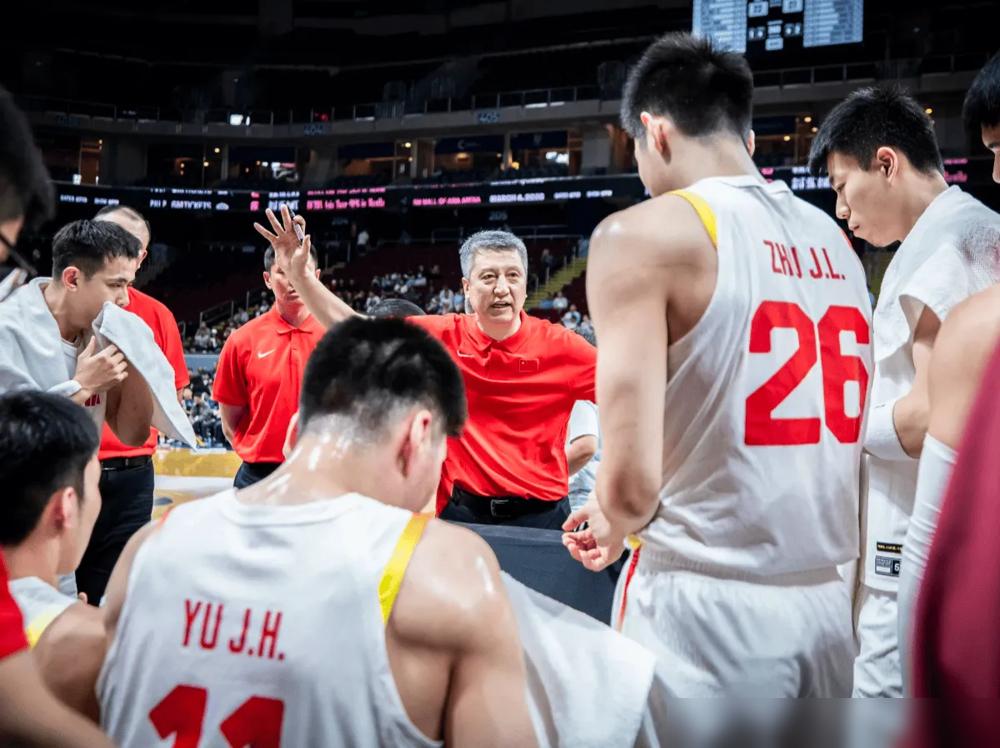 落后11分，郭士强却哭了。中国男篮100：93逆转中国台北。赛后更衣室，郭士