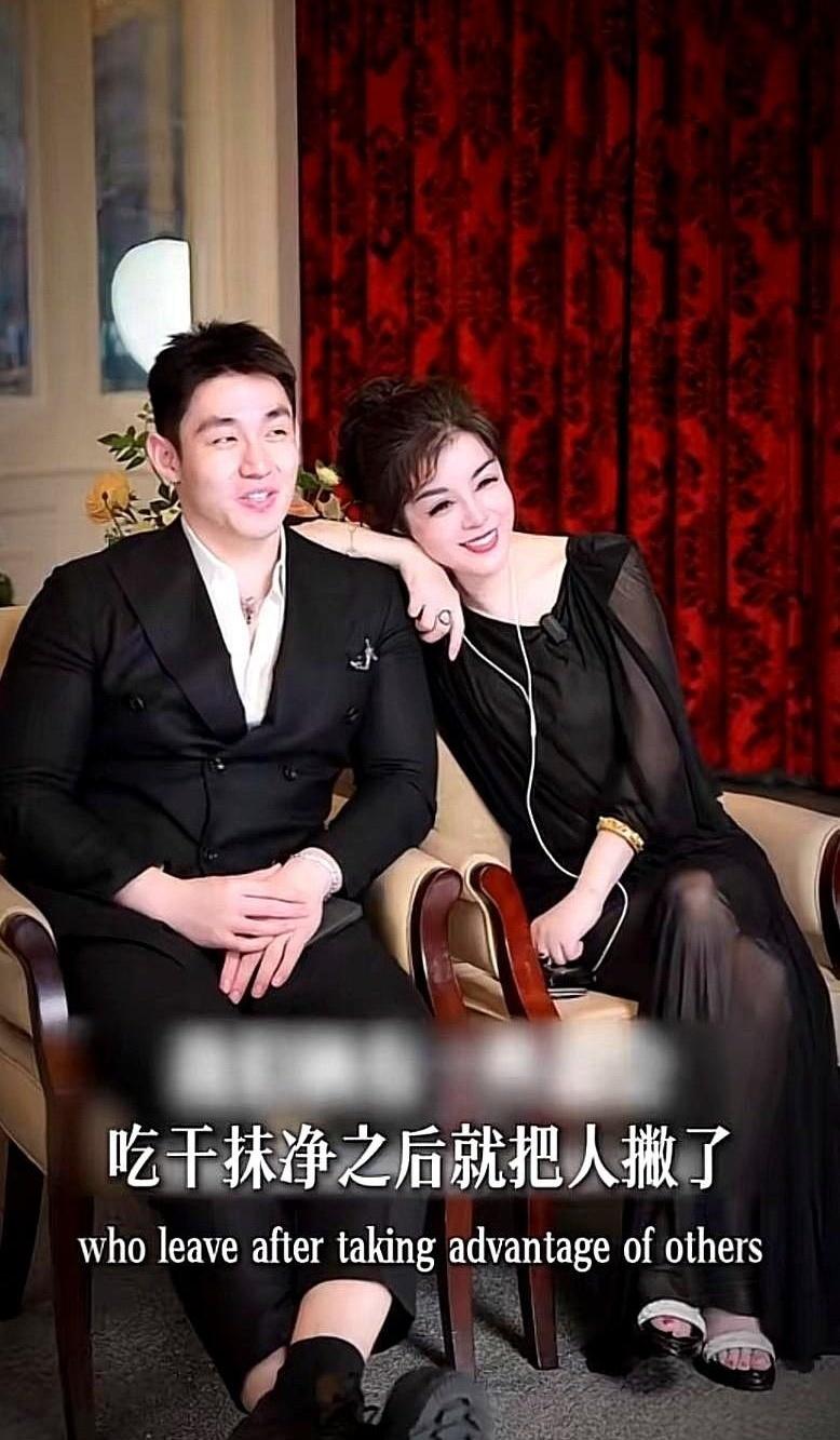 虞美人董事长于文红翻账单，看见26岁小男友任任一个月花了40多万，人都愣了。