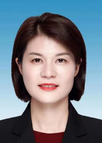朱江，1981年生于湖南宁乡，未满14岁时即1995年参加中考考上中专，就读于省