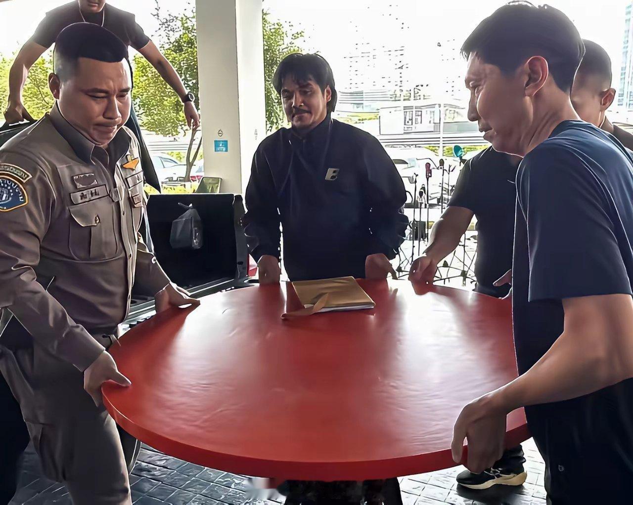呐，这就是那张大名鼎鼎的红色圆桌……据说寺庙嫌晦气，让警方搬走处理……这