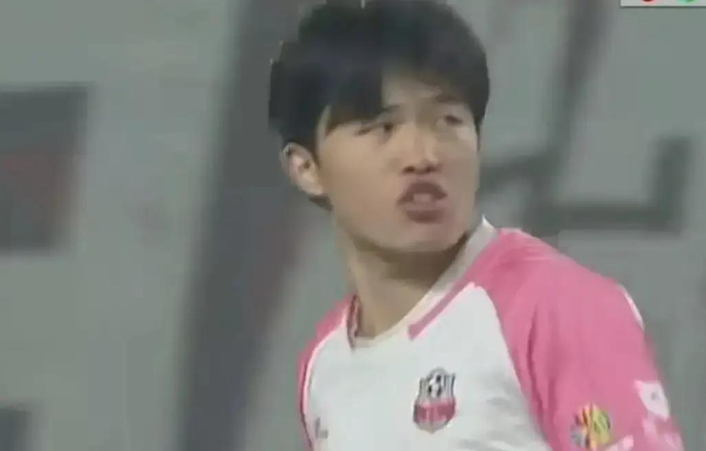 夏宇航被停赛，工资扣一半常德队今年第三次动刀。官网写着：公开抱怨裁判、摔球