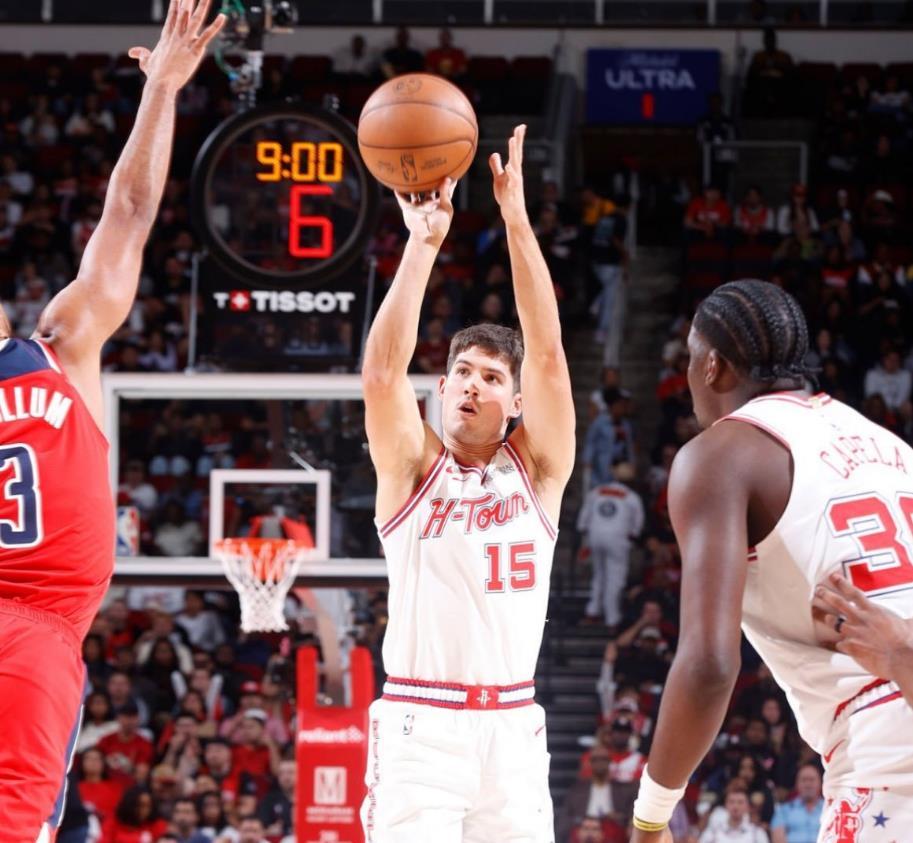 火箭队大胜开拓者队，21岁的射手谢泼德本场比赛依旧打出了一流的表现。25分钟里，