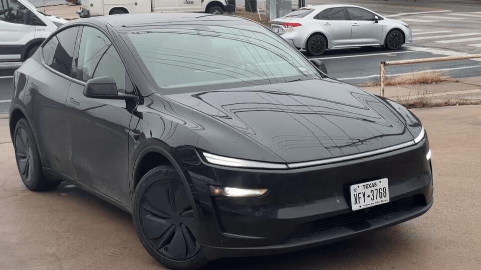 特斯拉ModelY无人驾驶出租车，现在所有不在玻璃罩下的外部摄像头都配备了