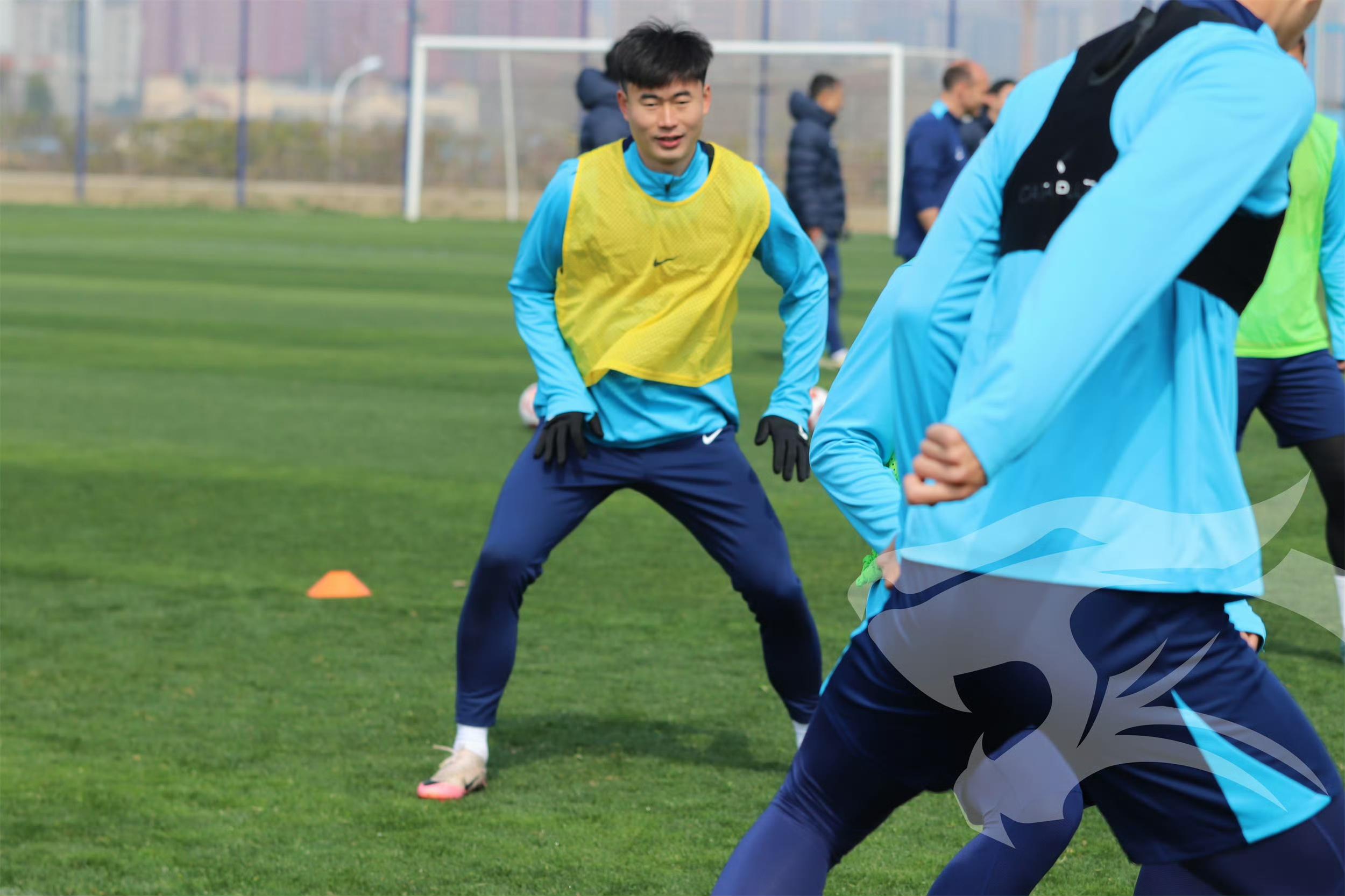 李璇: 三镇开出国内球员顶薪欲续约邓涵文, 但未能成功